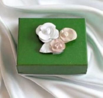  Geschenkbox dunkelgrün lackiert mit   Porzelanblümchen