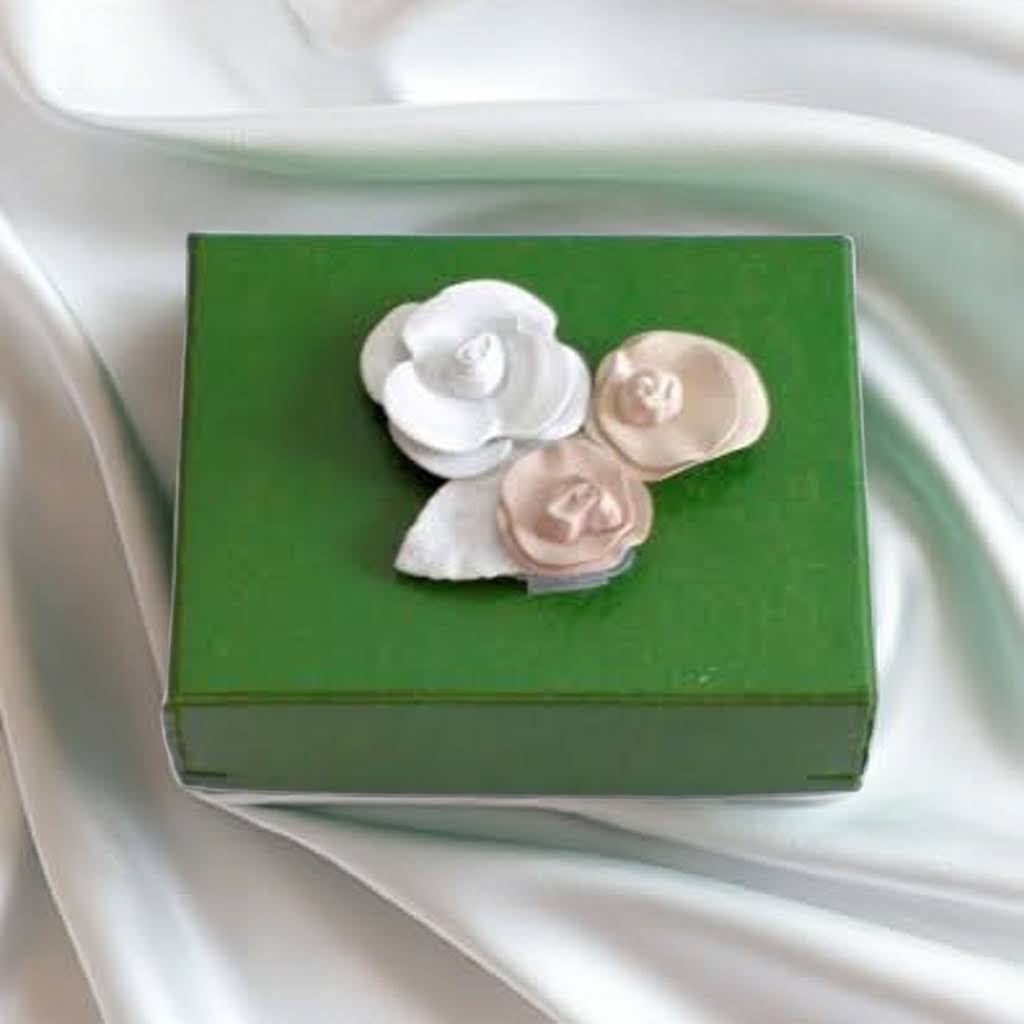  Geschenkbox dunkelgrün lackiert mit   Porzelanblümchen