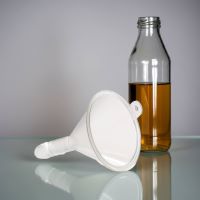 Kunststofftrichter klein neben Flasche vk