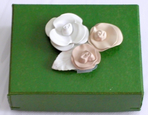 Geschenkbox dunkelgrün lackiert mit   Porzelanblümchen